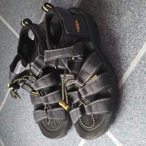 Boys size 1 Keen sandals